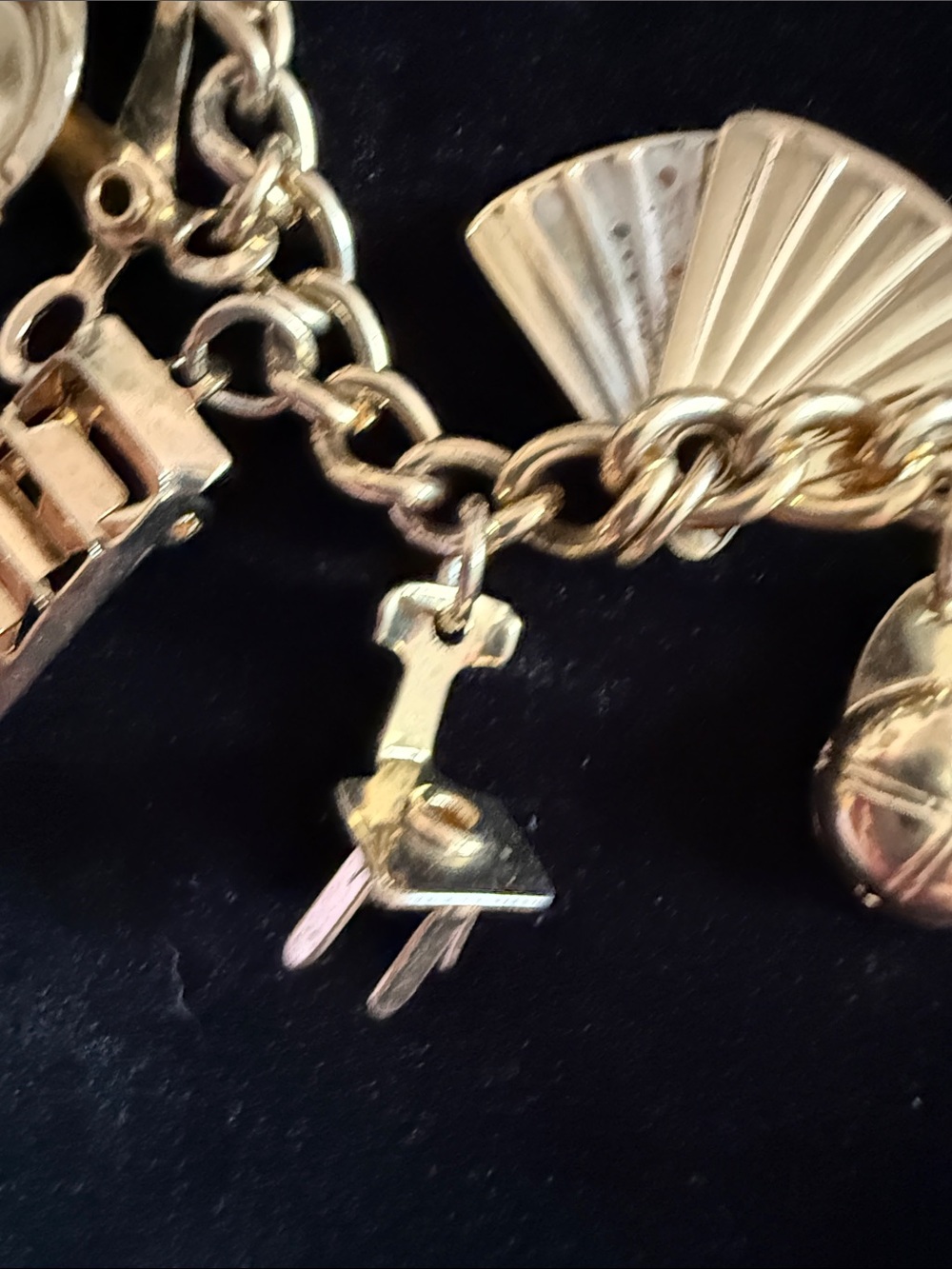 CORO excellent condition 18 Gold-Tone w/Charm Bracelet 1960’s collectible - Picture 14 of 16